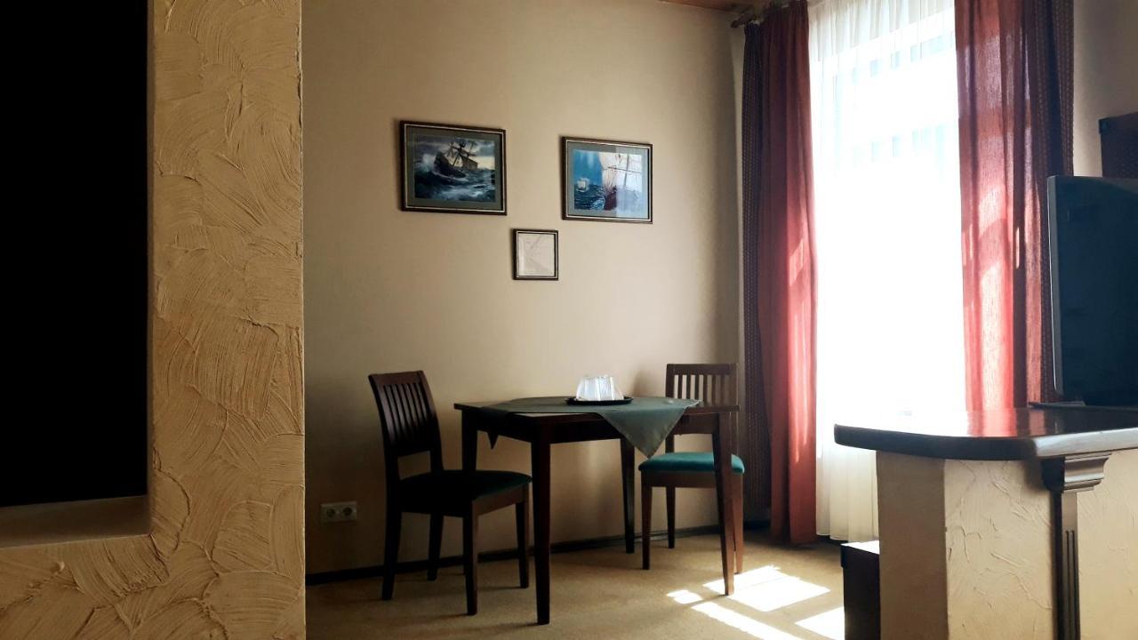 Letuchiy Gollandets Hotel Uzhhorod Room photo