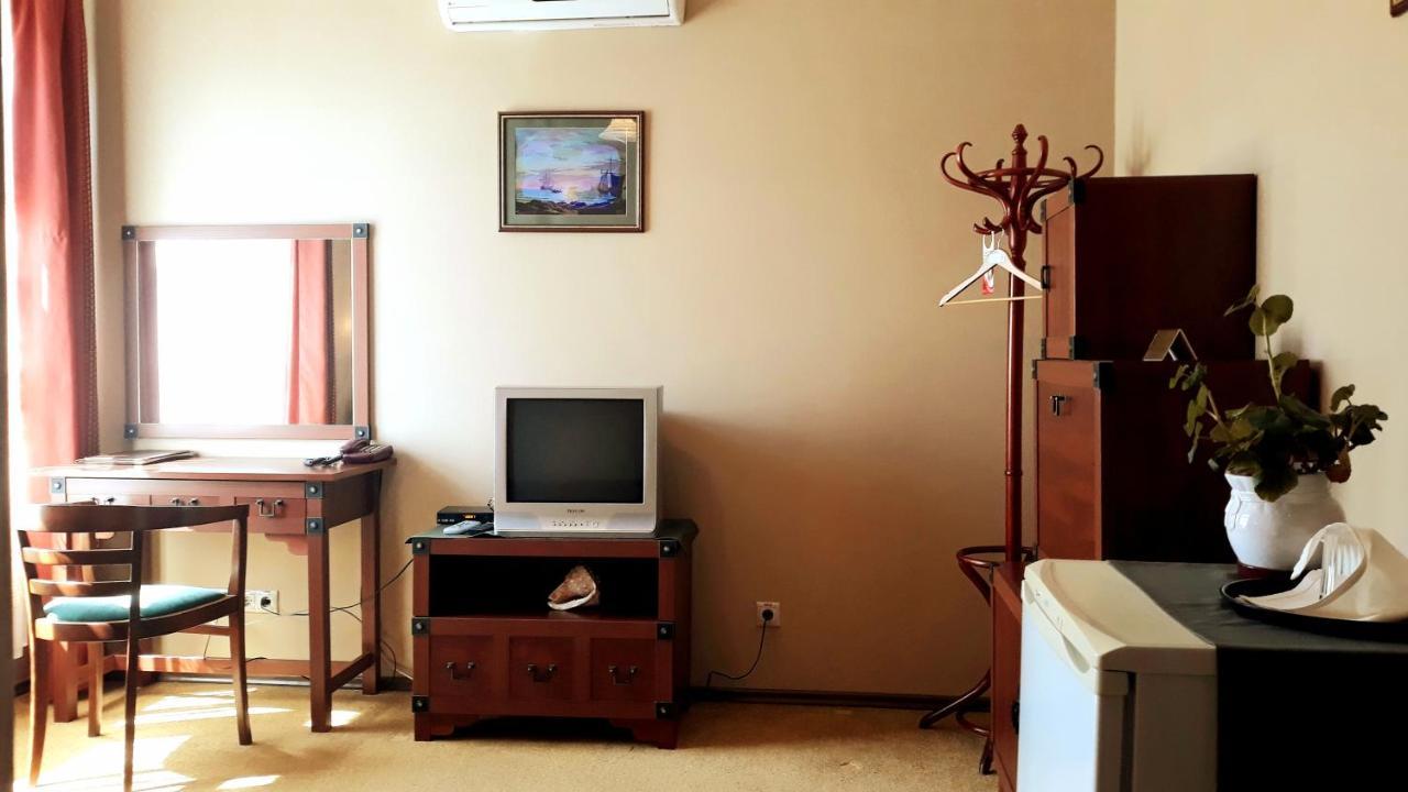 Letuchiy Gollandets Hotel Uzhhorod Room photo