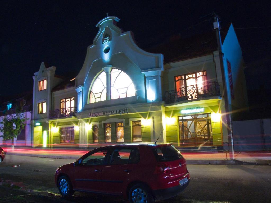 Letuchiy Gollandets Hotel Uzhhorod Exterior photo