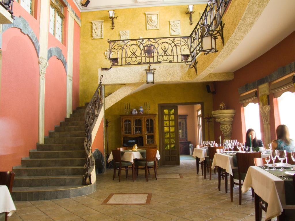 Letuchiy Gollandets Hotel Uzhhorod Exterior photo