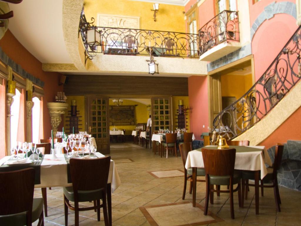 Letuchiy Gollandets Hotel Uzhhorod Exterior photo