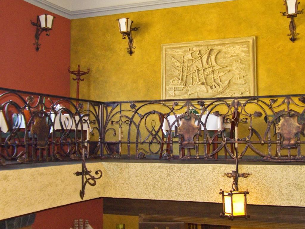 Letuchiy Gollandets Hotel Uzhhorod Exterior photo