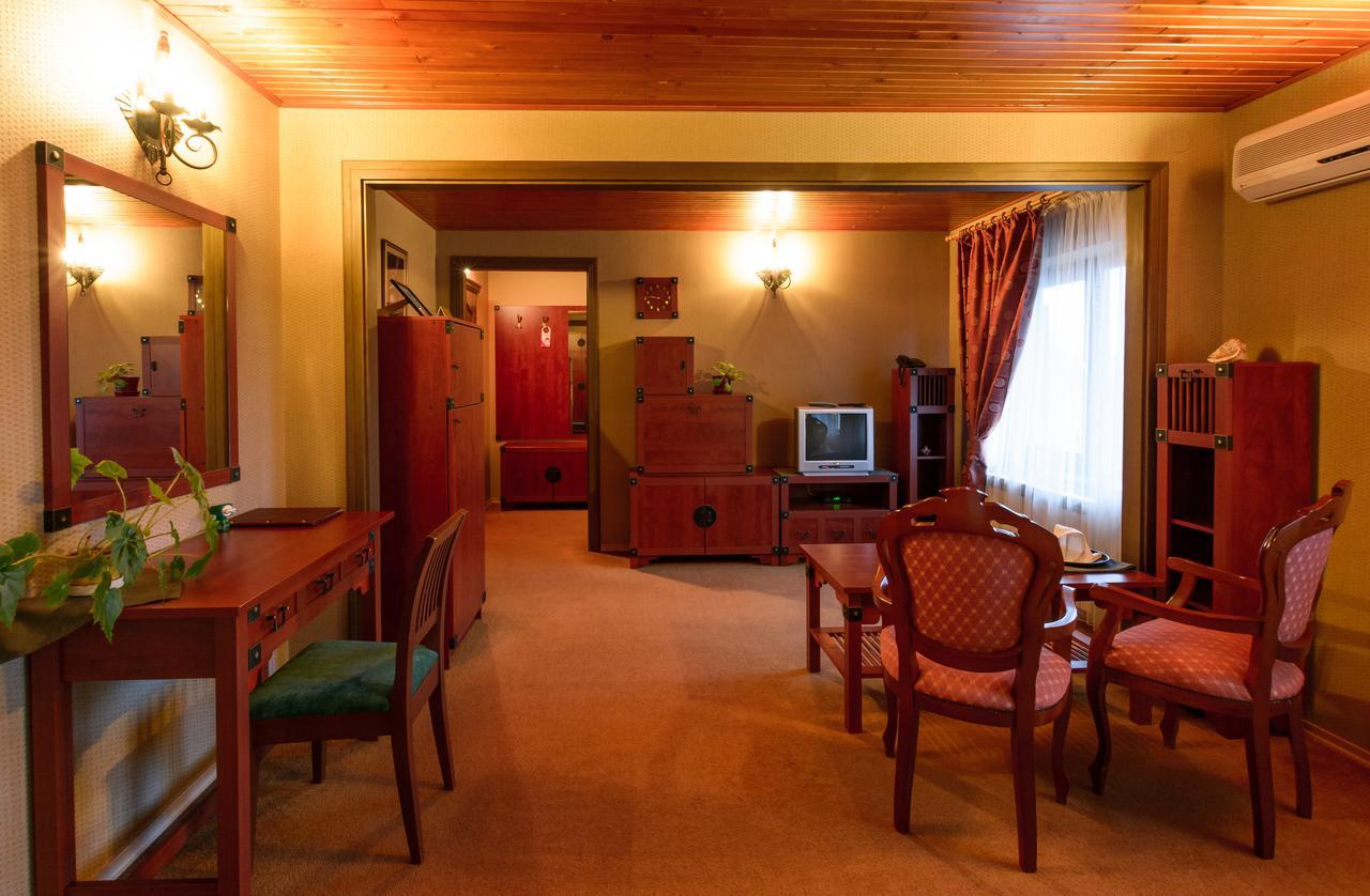 Letuchiy Gollandets Hotel Uzhhorod Exterior photo
