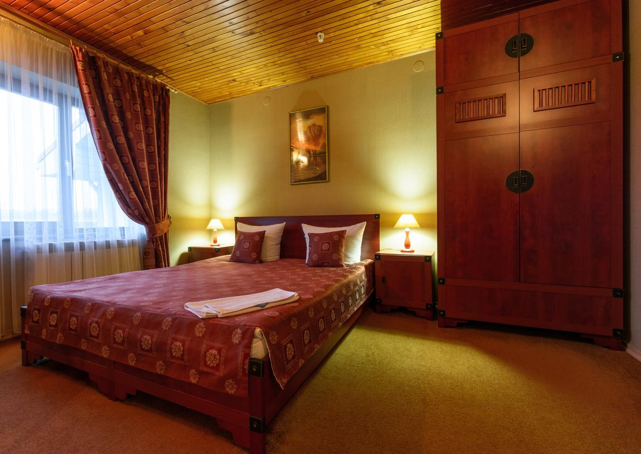 Letuchiy Gollandets Hotel Uzhhorod Exterior photo