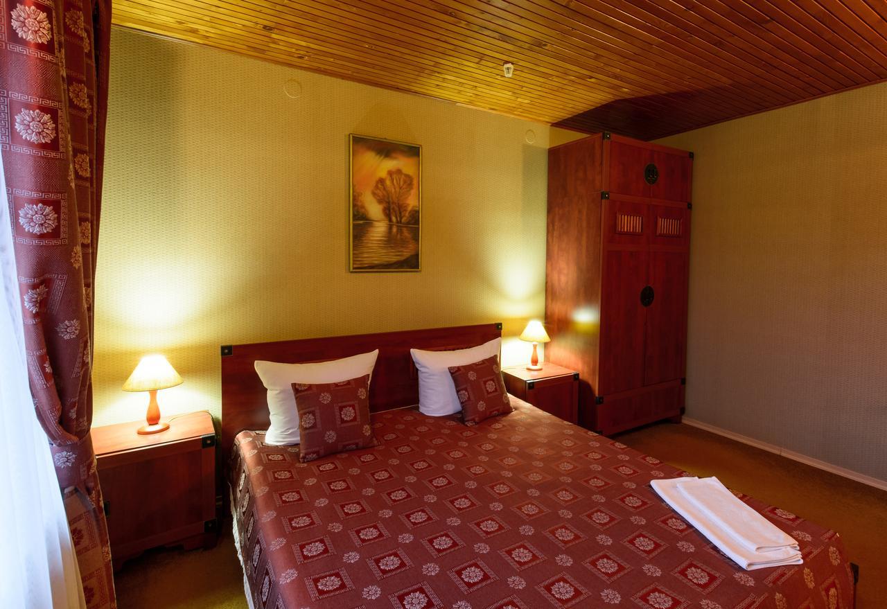 Letuchiy Gollandets Hotel Uzhhorod Exterior photo