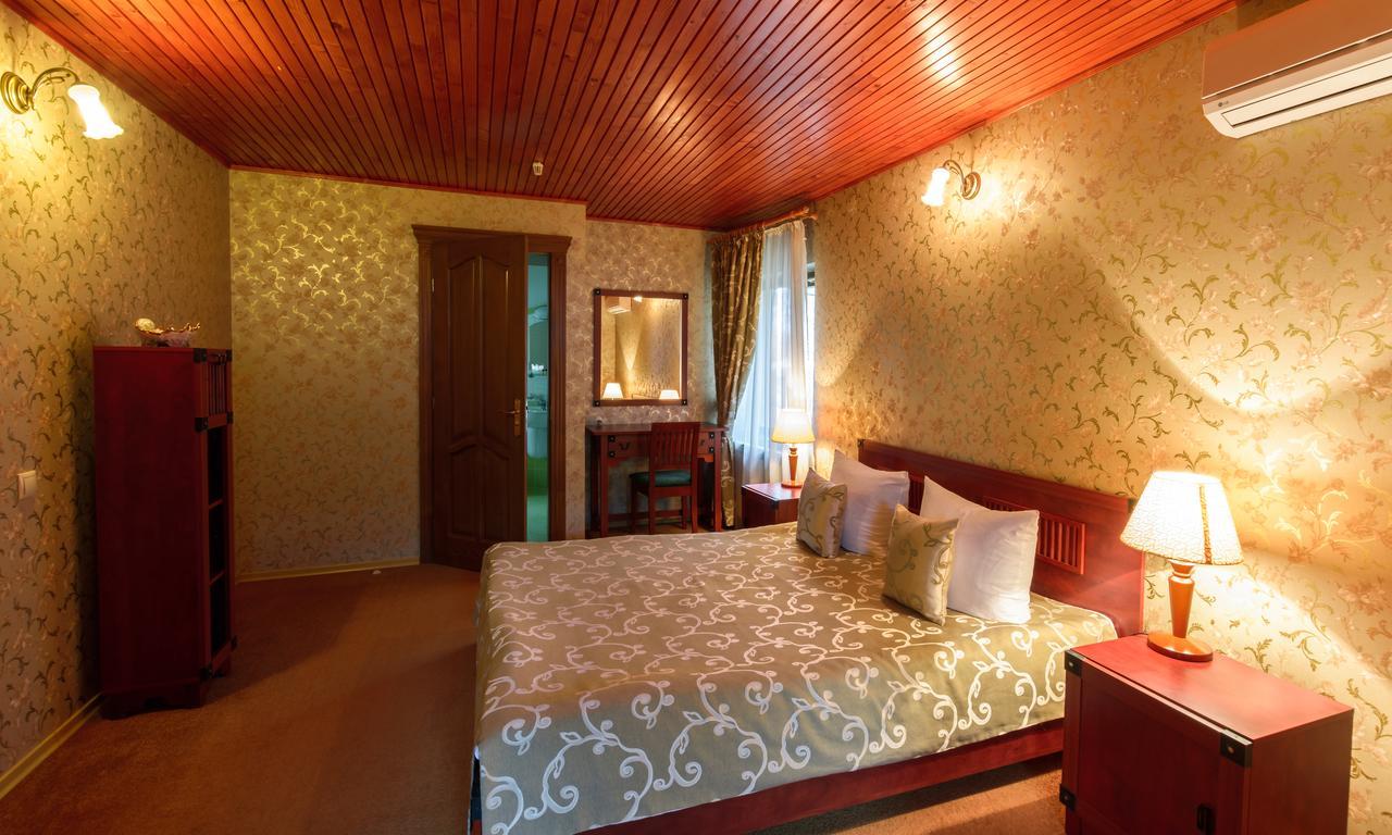 Letuchiy Gollandets Hotel Uzhhorod Exterior photo