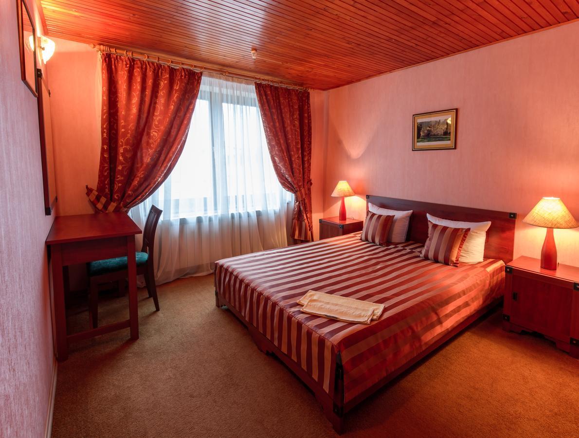 Letuchiy Gollandets Hotel Uzhhorod Exterior photo