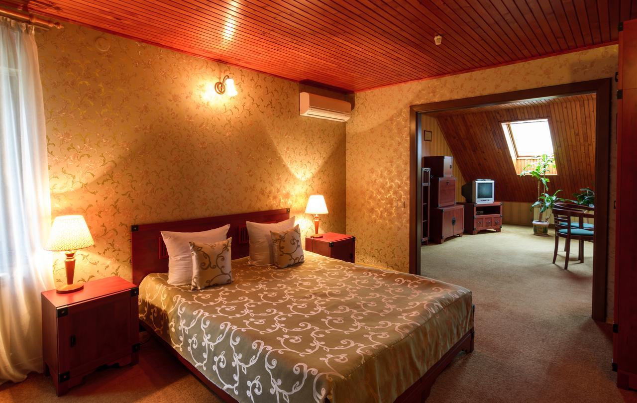 Letuchiy Gollandets Hotel Uzhhorod Exterior photo