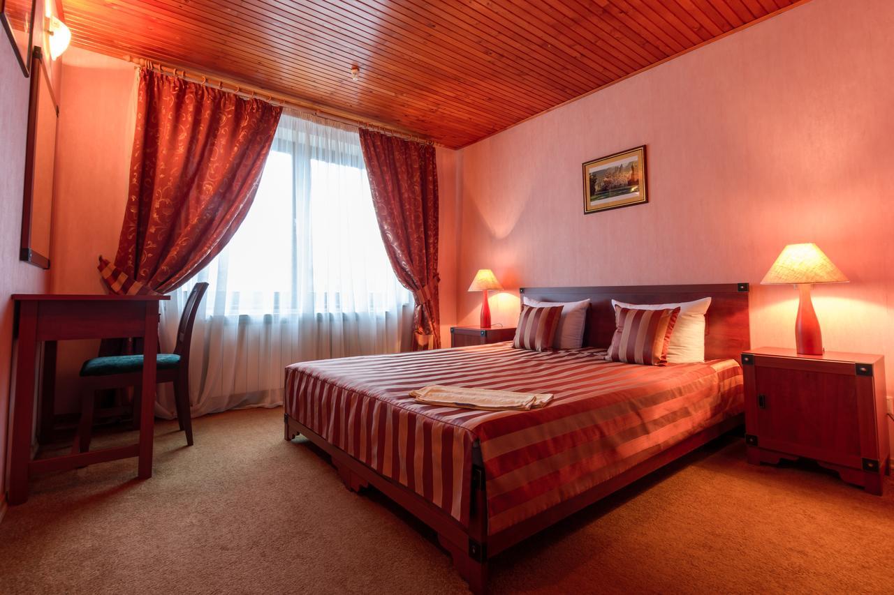Letuchiy Gollandets Hotel Uzhhorod Exterior photo