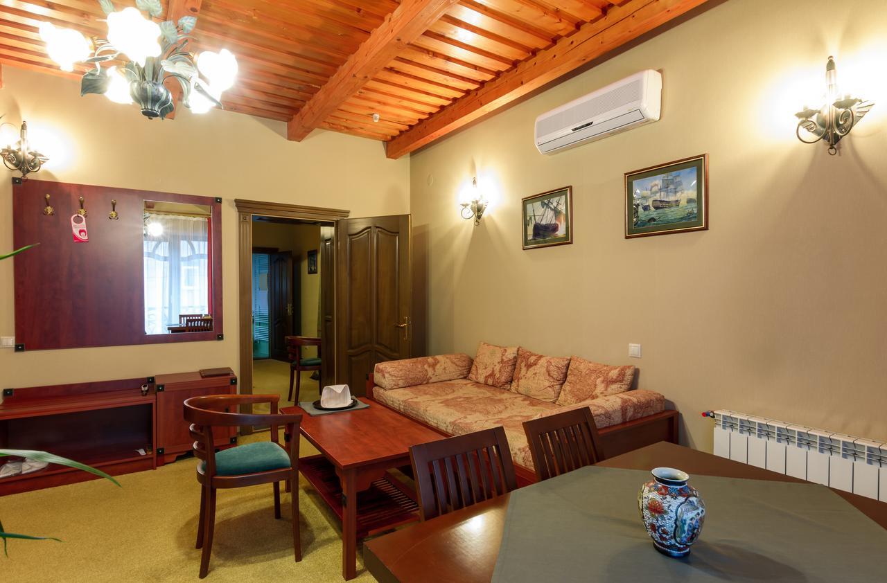 Letuchiy Gollandets Hotel Uzhhorod Exterior photo