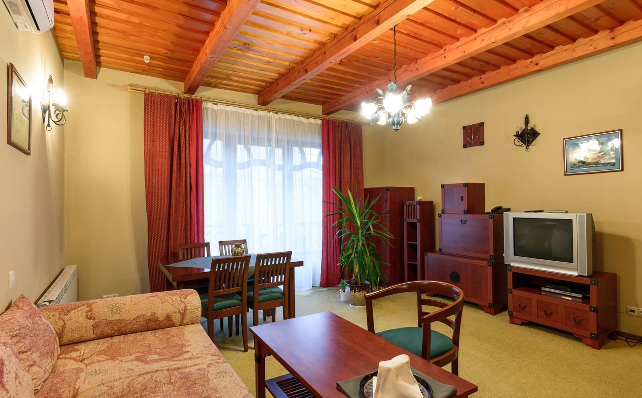 Letuchiy Gollandets Hotel Uzhhorod Exterior photo