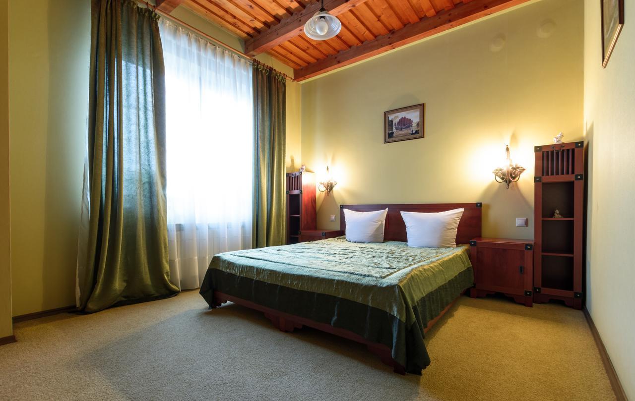 Letuchiy Gollandets Hotel Uzhhorod Exterior photo